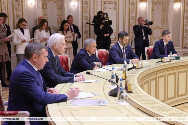 Российский "зонтик", новая страница в IT, первая леди и свечка с земляками. Итоги предпасхальной недели Президента