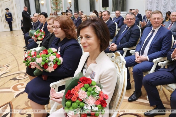 Российский "зонтик", новая страница в IT, первая леди и свечка с земляками. Итоги предпасхальной недели Президента