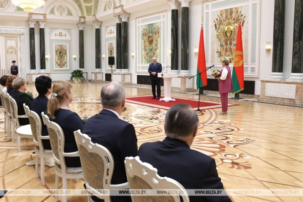 Российский "зонтик", новая страница в IT, первая леди и свечка с земляками. Итоги предпасхальной недели Президента