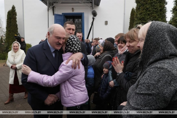 Российский "зонтик", новая страница в IT, первая леди и свечка с земляками. Итоги предпасхальной недели Президента