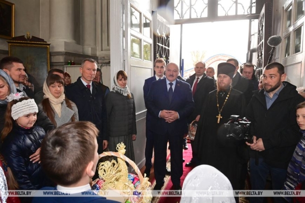 Российский "зонтик", новая страница в IT, первая леди и свечка с земляками. Итоги предпасхальной недели Президента