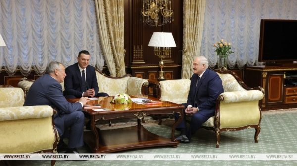 Российский "зонтик", новая страница в IT, первая леди и свечка с земляками. Итоги предпасхальной недели Президента