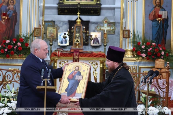 Российский "зонтик", новая страница в IT, первая леди и свечка с земляками. Итоги предпасхальной недели Президента