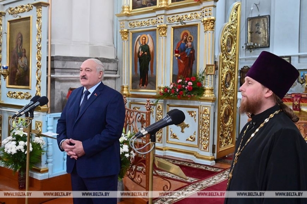 Российский "зонтик", новая страница в IT, первая леди и свечка с земляками. Итоги предпасхальной недели Президента