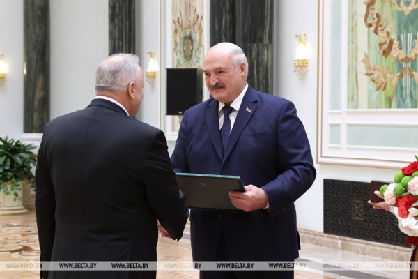 Российский "зонтик", новая страница в IT, первая леди и свечка с земляками. Итоги предпасхальной недели Президента