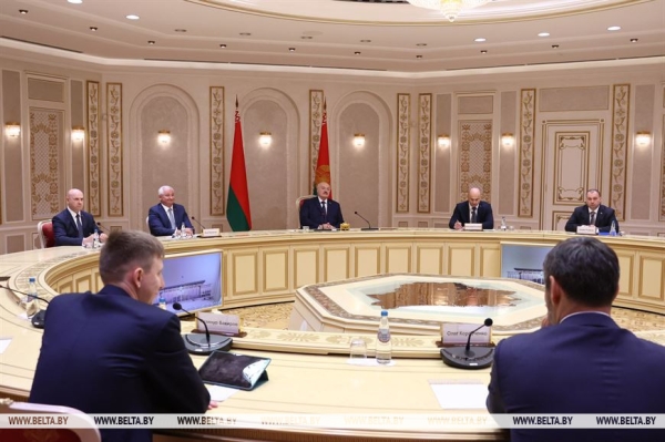 Российский "зонтик", новая страница в IT, первая леди и свечка с земляками. Итоги предпасхальной недели Президента