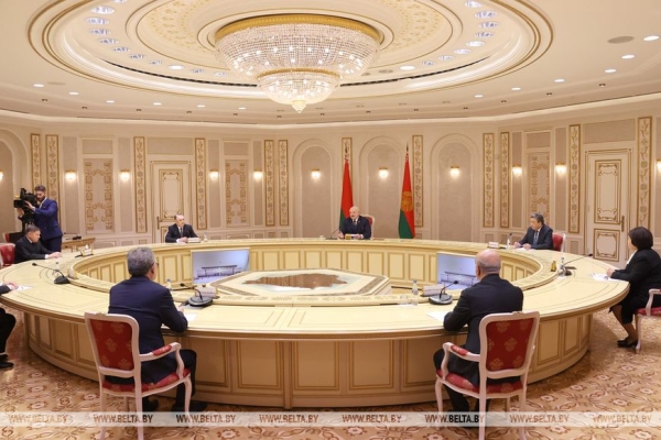 Российский "зонтик", новая страница в IT, первая леди и свечка с земляками. Итоги предпасхальной недели Президента