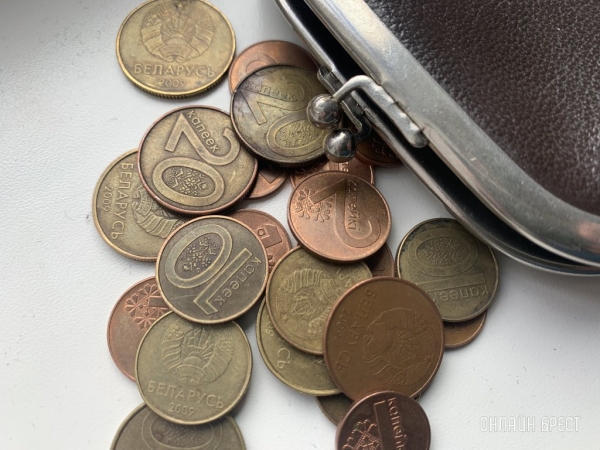 Средняя зарплата у белорусов стала меньше