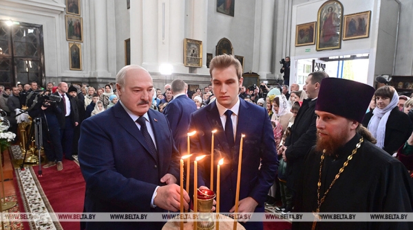 Российский "зонтик", новая страница в IT, первая леди и свечка с земляками. Итоги предпасхальной недели Президента