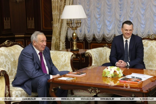 Российский "зонтик", новая страница в IT, первая леди и свечка с земляками. Итоги предпасхальной недели Президента