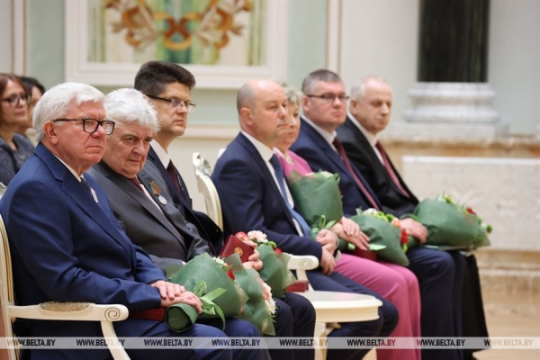 Российский "зонтик", новая страница в IT, первая леди и свечка с земляками. Итоги предпасхальной недели Президента